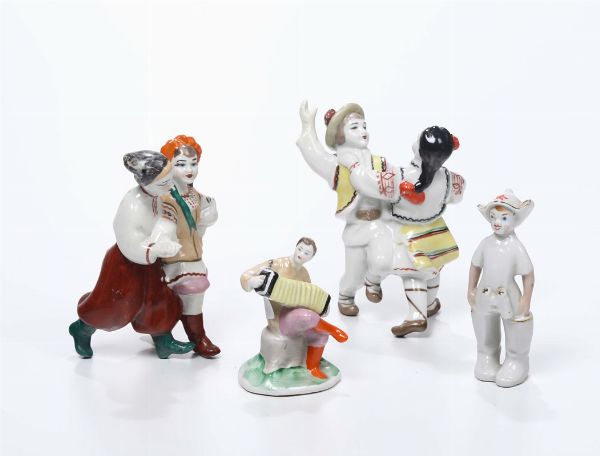 Gruppo di quattro figurette in porcellana, costumi russi danzanti, era sovietica  - Asta Antiquariato - Associazione Nazionale - Case d'Asta italiane