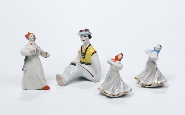 Gruppo di quattro figurette in porcellana soggetti femminili in costume russo, era sovietica  - Asta Antiquariato - Associazione Nazionale - Case d'Asta italiane