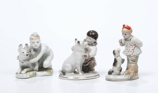 Gruppo di tre statuette in porcellana, era sovietica  - Asta Antiquariato - Associazione Nazionale - Case d'Asta italiane