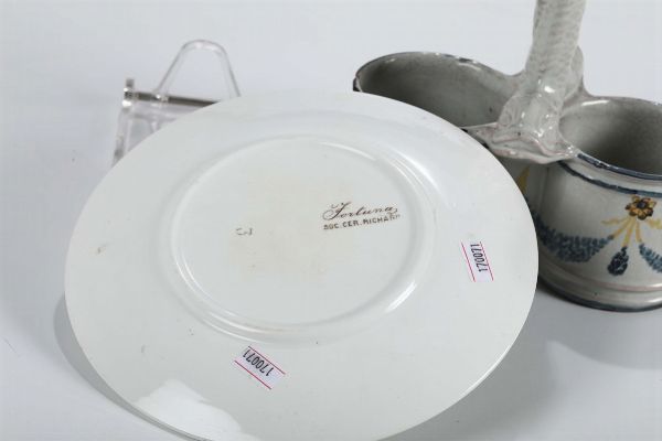 Piattino e oliera in porcellana policroma, XIX-XX secolo  - Asta Antiquariato - Associazione Nazionale - Case d'Asta italiane