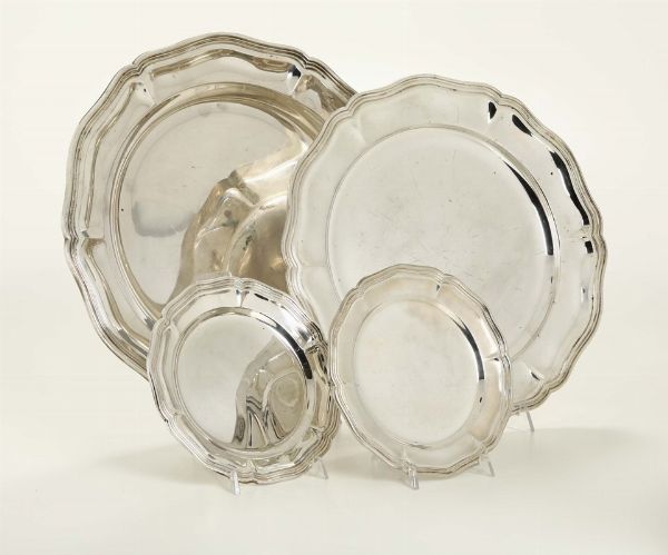 Lotto composto da quattro piatti in argento diversi, XX secolo  - Asta Antiquariato - Associazione Nazionale - Case d'Asta italiane