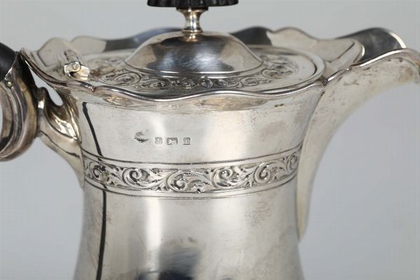 Teiera in argento sterling fuso, sbalzato e cesellato. Brimingham 1830  - Asta Antiquariato - Associazione Nazionale - Case d'Asta italiane