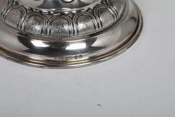 Versatoio in argento fuso, sbalzato e cesellato. Italia XX secolo  - Asta Antiquariato - Associazione Nazionale - Case d'Asta italiane