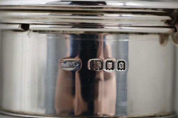 Spargizucchero in argento sterling fuso, sbalzato e traforato, Londra 1929  - Asta Antiquariato - Associazione Nazionale - Case d'Asta italiane