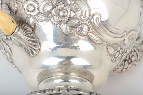 Teiera in argento 925 sbalzato, cesellato e fuso, argentiere Edward Farrez, Londra 1819  - Asta Antiquariato - Associazione Nazionale - Case d'Asta italiane