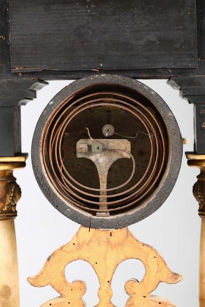 Lotto di quattro pendole a portico con colonne in alabastro, Austria XIX secolo  - Asta Antiquariato - Associazione Nazionale - Case d'Asta italiane
