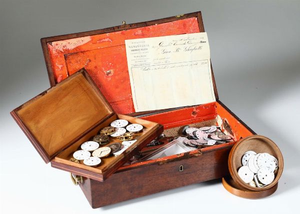 Lotto di piccoli meccanismi, oltre 60 quadranti per orologi da tasca e strumenti per orologeria  - Asta Antiquariato - Associazione Nazionale - Case d'Asta italiane
