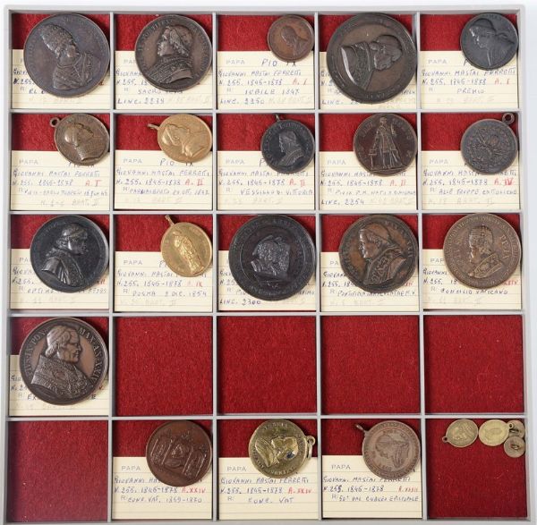 Collezione di 232 tra medaglie e medagliette papali  - Asta Antiquariato - Associazione Nazionale - Case d'Asta italiane