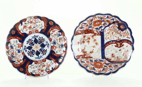 Coppia di piatti in porcellana a decoro Imari, Cina XIX secolo  - Asta Antiquariato - Associazione Nazionale - Case d'Asta italiane