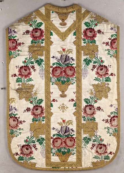 Antico piviale in stoffa ricamata a motivo floreale  - Asta Antiquariato - Associazione Nazionale - Case d'Asta italiane