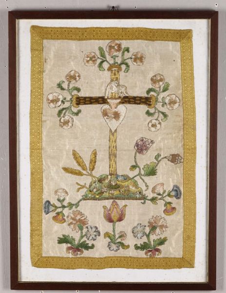 Antico ricamo raffigurante croce e motivi floreali, XVIII-XIX secolo  - Asta Antiquariato - Associazione Nazionale - Case d'Asta italiane