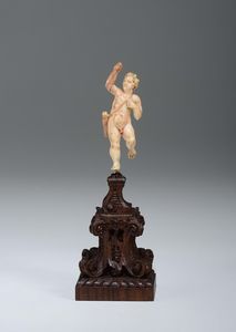 Figura di Cupido in avorio scolpito su base in legno, arte barocca del XVII-XVIII secolo  - Asta Antiquariato - Associazione Nazionale - Case d'Asta italiane