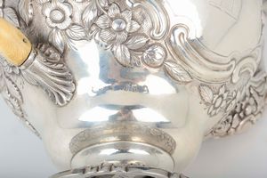 Teiera in argento 925 sbalzato, cesellato e fuso, argentiere Edward Farrez, Londra 1819  - Asta Antiquariato - Associazione Nazionale - Case d'Asta italiane