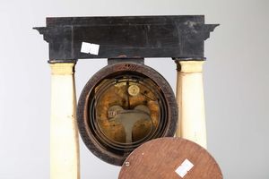 Lotto di quattro pendole a portico con colonne in alabastro, Austria XIX secolo  - Asta Antiquariato - Associazione Nazionale - Case d'Asta italiane