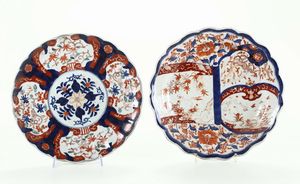 Coppia di piatti in porcellana a decoro Imari, Cina XIX secolo  - Asta Antiquariato - Associazione Nazionale - Case d'Asta italiane