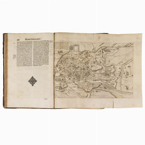 (Roma - Illustrati 600)   BOSIO, Antonio - ARINGHI, Paolo.   Roma subterranea novissima.   Romae, expensis Blasij Diuersini, & Zanobij Masotti bibliopolarum. Typis Vitalis Mascardi, 1651.   2 volumi in folio, legatura coeva in piena pelle (difetti), 1 tavola ripiegata nel primo volume, 6 tavole ripiegate nel secondo, foro di tarlo, bruniture e altri difetti vari. Si aggiunge altra copia della stessa opera in legatura coeva con armi cardinalizie, non collazionata, difettosa (dorsi molto sciupati, grande gora al primo volume, ecc.)  - Asta LIBRI, MANOSCRITTI E AUTOGRAFI - Associazione Nazionale - Case d'Asta italiane