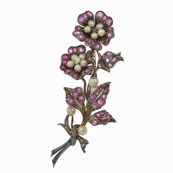 Spilla a soggetto floreale con rubini e piccole perle  - Asta Fine Jewels - Associazione Nazionale - Case d'Asta italiane