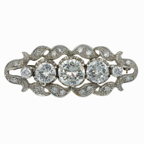 Spilla con tre diamanti centrali di vecchio taglio di ct 0.89, 2.04 e 1.06 circa  - Asta Fine Jewels - Associazione Nazionale - Case d'Asta italiane