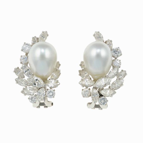Orecchini con perle coltivate e diamanti taglio navette e rotondo  - Asta Fine Jewels - Associazione Nazionale - Case d'Asta italiane