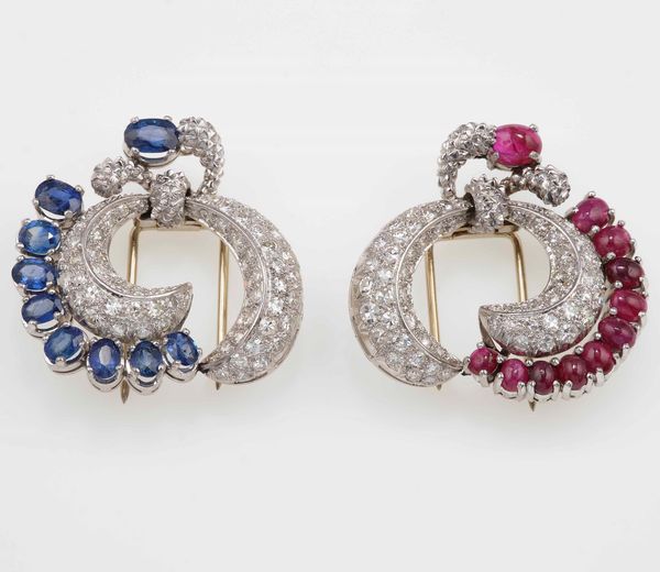 Coppia di clips con diamanti, zaffiri e rubini  - Asta Fine Jewels - Associazione Nazionale - Case d'Asta italiane