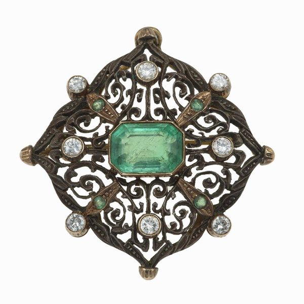 Spilla con smeraldo Colombia e piccoli diamanti  - Asta Fine Jewels - Associazione Nazionale - Case d'Asta italiane