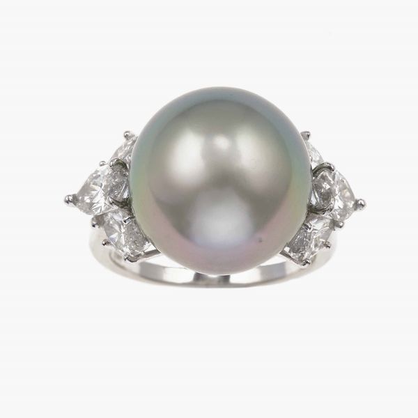 Pederzani. Anello con perla Tahiti e diamanti  - Asta Fine Jewels - Associazione Nazionale - Case d'Asta italiane