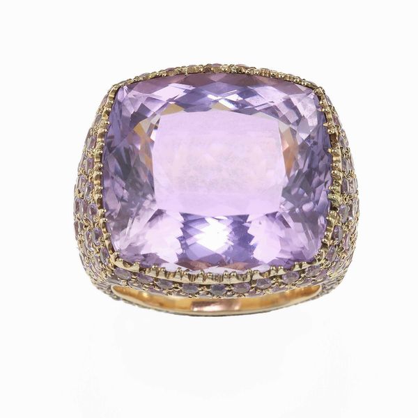 Michele Della Valle. Anello con kunzite di ct 30.11 e corindoni rosa  - Asta Fine Jewels - Associazione Nazionale - Case d'Asta italiane