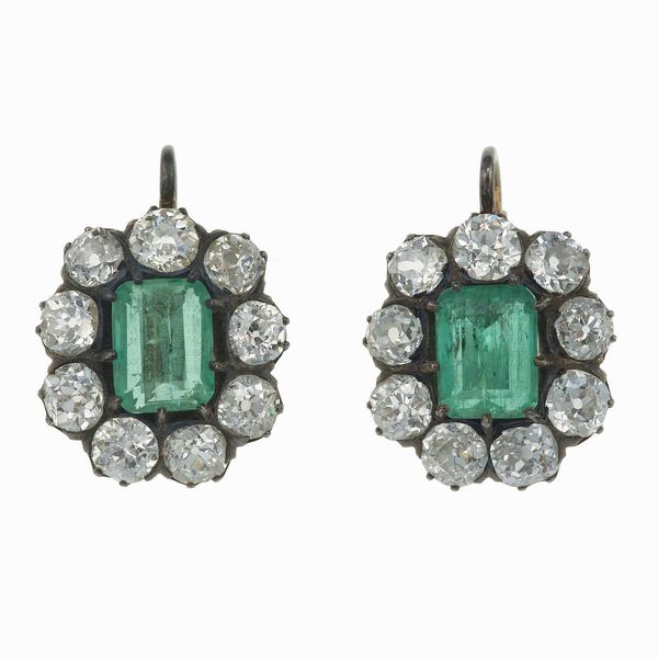 Orecchini con smeraldi Colombia di ct 2.20 e 2.60 circa con diamanti a contorno  - Asta Fine Jewels - Associazione Nazionale - Case d'Asta italiane