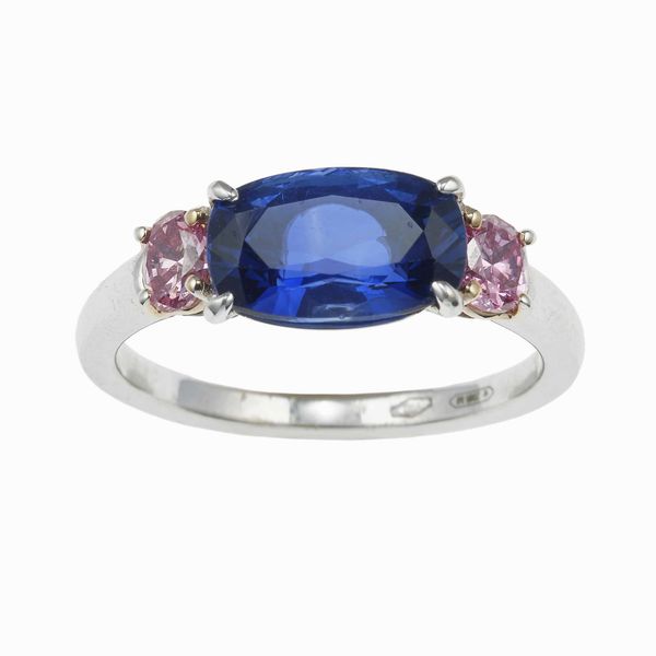 Anello con zaffiro Kashmir di ct 2.70 e diamanti fancy intense purplish pink per ct 0.38  - Asta Fine Jewels - Associazione Nazionale - Case d'Asta italiane