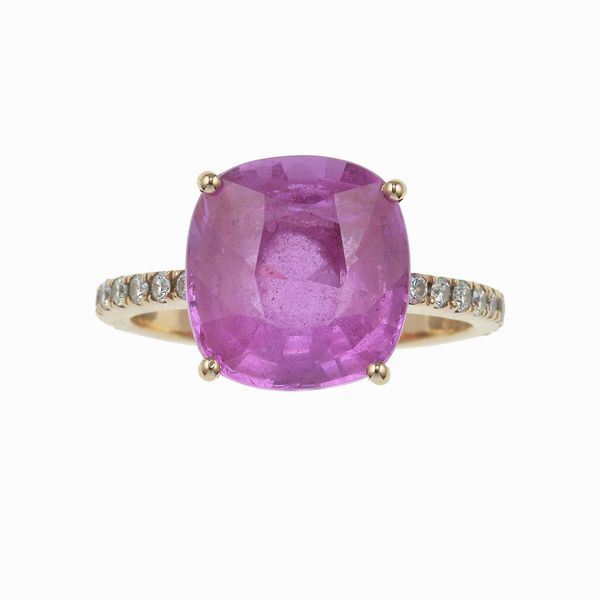 Anello con zaffiro rosa Madagascar di ct 4.65, nessuna indicazione di trattamento termico  - Asta Fine Jewels - Associazione Nazionale - Case d'Asta italiane