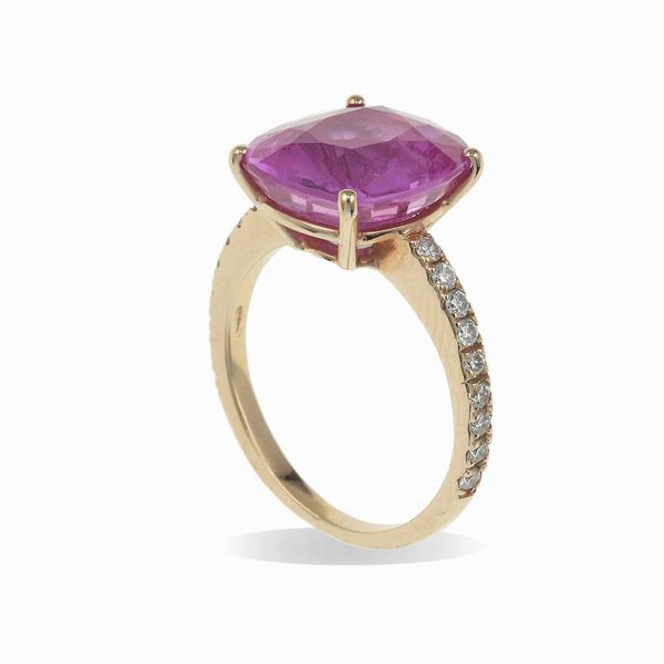 Anello con zaffiro rosa Madagascar di ct 4.65, nessuna indicazione di trattamento termico  - Asta Fine Jewels - Associazione Nazionale - Case d'Asta italiane