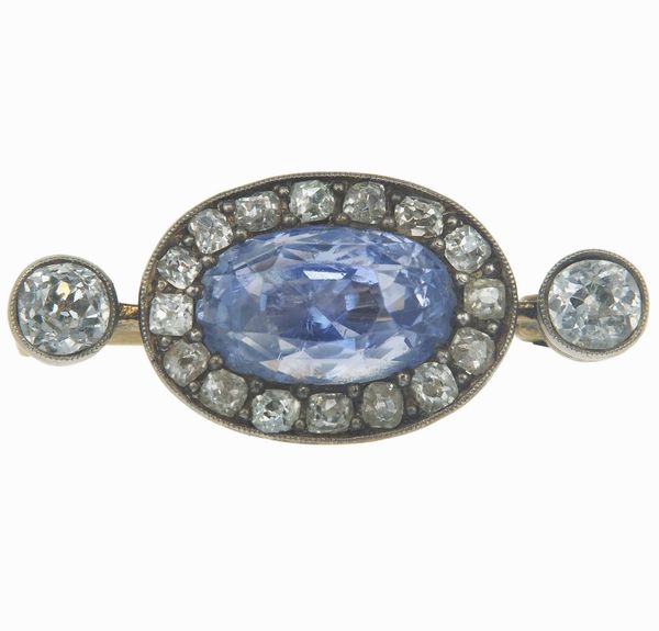 Spilla con zaffiro Sri Lanka, nessuna indicazione di trattamenti termico e diamanti  - Asta Fine Jewels - Associazione Nazionale - Case d'Asta italiane