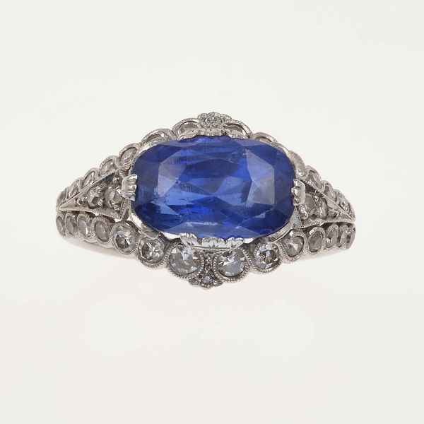 Anello con zaffiro Sri Lanka di ct 4.80 stimati, nessuna indicazione di trattamento termico  - Asta Fine Jewels - Associazione Nazionale - Case d'Asta italiane