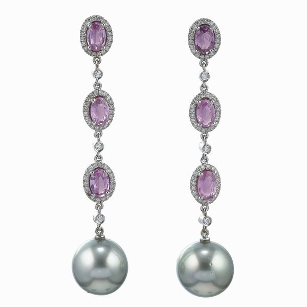 Orecchini pendenti con zaffiri rosa per ct 2.92, diamanti per ct 0.50 e perle Tahiti  - Asta Fine Jewels - Associazione Nazionale - Case d'Asta italiane