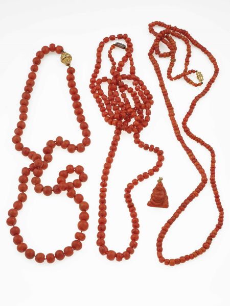 Lotto composto da tre collane in corallo ed un pendente Buddha  - Asta Fine Jewels - Associazione Nazionale - Case d'Asta italiane