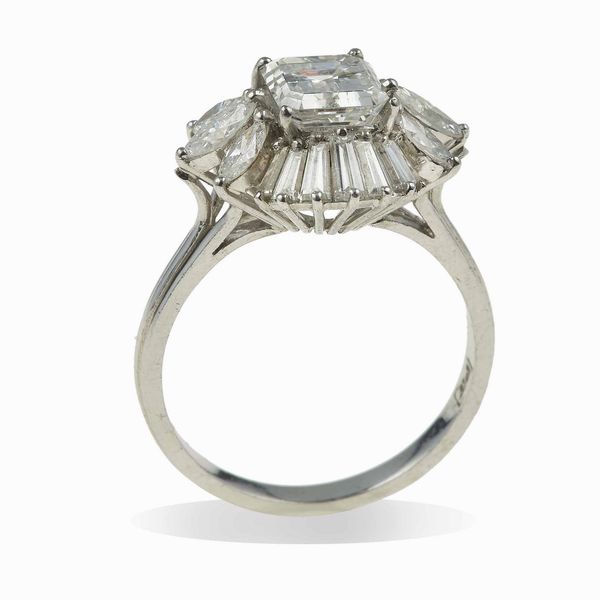 Anello con diamante taglio smeraldo di ct 1.61, colore D, caratteristiche interne VS1, fluorescenza nulla  - Asta Fine Jewels - Associazione Nazionale - Case d'Asta italiane