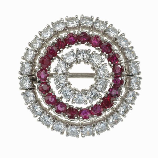 Spilla con diamanti e rubini  - Asta Fine Jewels - Associazione Nazionale - Case d'Asta italiane