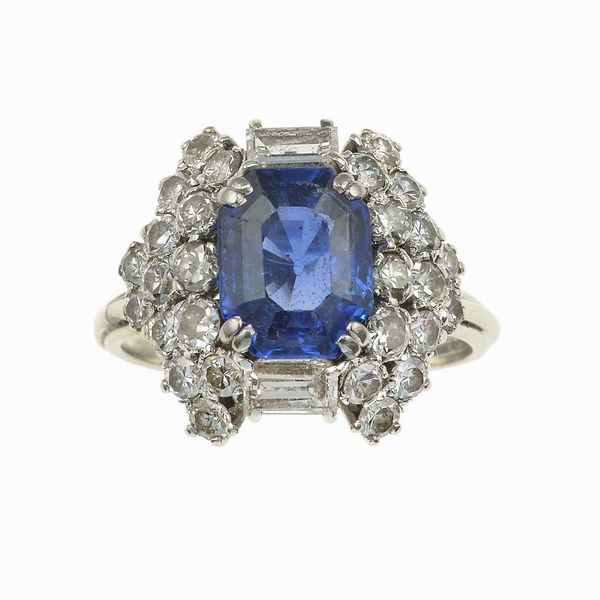 Anello con zaffiro Sri Lanka di ct 3.70, nessuna indicazione di trattamento termico  - Asta Fine Jewels - Associazione Nazionale - Case d'Asta italiane