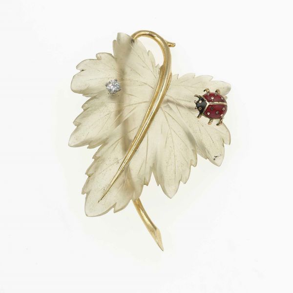 Tiffany. Spilla con cristallo di rocca inciso, smalti e piccolo diamante  - Asta Fine Jewels - Associazione Nazionale - Case d'Asta italiane