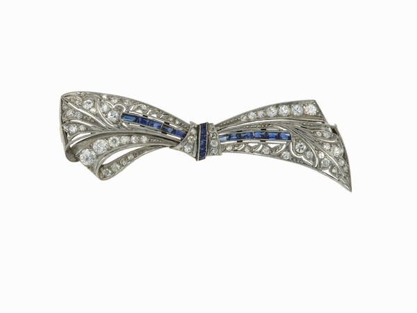 Spilla fiocco con diamanti e zaffiri  - Asta Fine Jewels - Associazione Nazionale - Case d'Asta italiane
