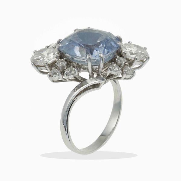 Anello con zaffiro Sri Lanka di ct 13.00 circa, nessuna indicazione di tarttamenti termico  - Asta Fine Jewels - Associazione Nazionale - Case d'Asta italiane