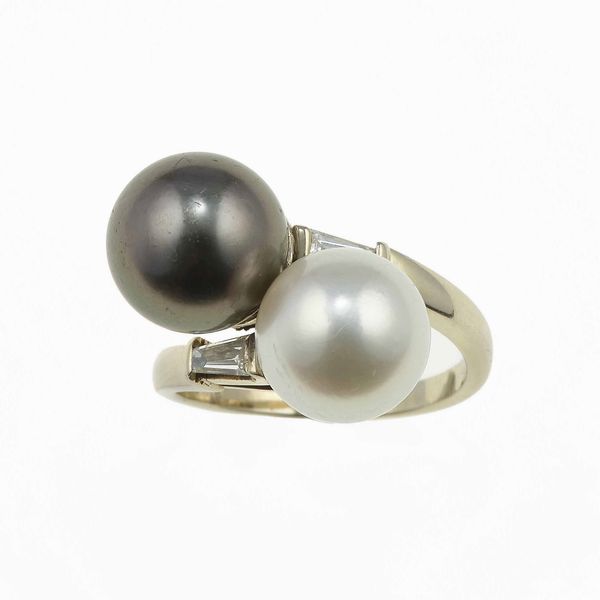 Bulgari. Anello contrari� con perla bianca e grigia  - Asta Fine Jewels - Associazione Nazionale - Case d'Asta italiane