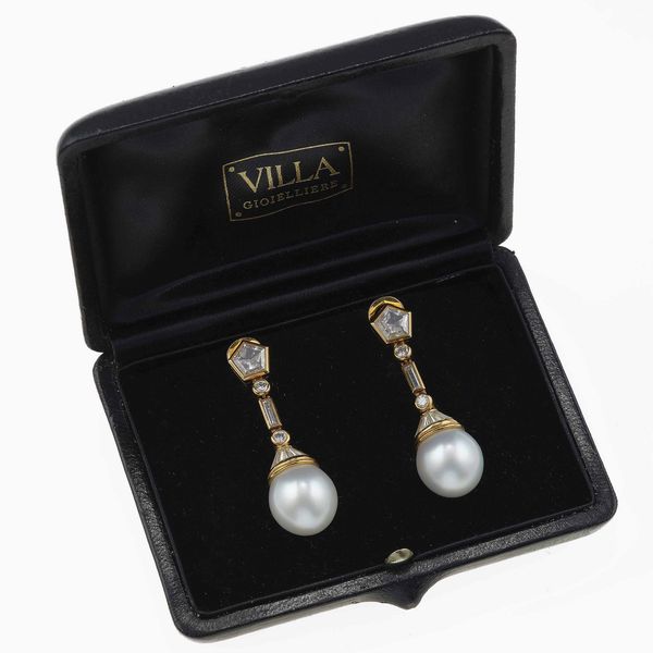 Villa. Orecchini pendenti con perle coltivate e diamanti  - Asta Fine Jewels - Associazione Nazionale - Case d'Asta italiane