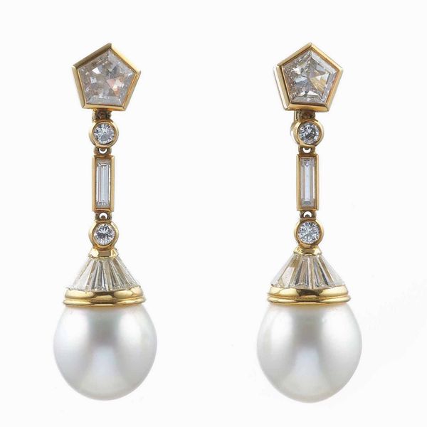 Villa. Orecchini pendenti con perle coltivate e diamanti  - Asta Fine Jewels - Associazione Nazionale - Case d'Asta italiane