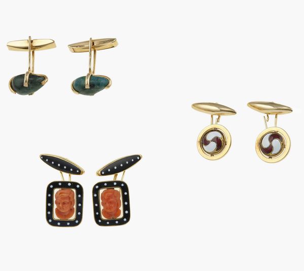 Lotto composto da tre paia di bottoni da polso con smalti policromi, corallo e pietra dura  - Asta Fine Jewels - Associazione Nazionale - Case d'Asta italiane