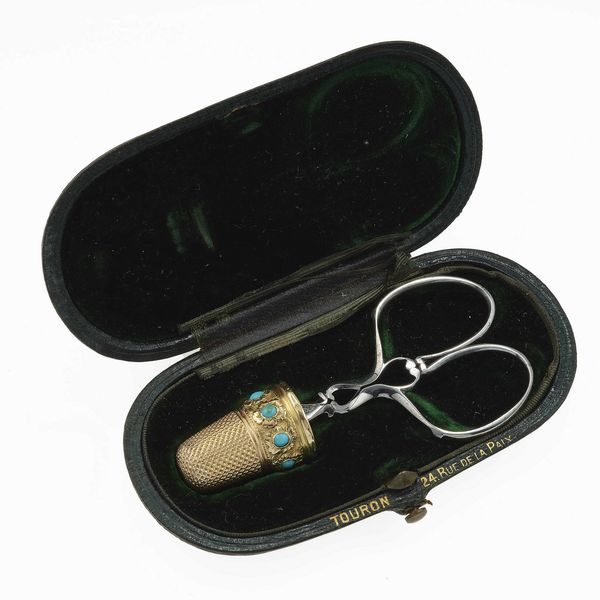 Set da cucito con ditale in oro 750/1000 e turchesi, mancanze  - Asta Fine Jewels - Associazione Nazionale - Case d'Asta italiane