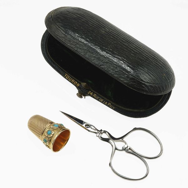 Set da cucito con ditale in oro 750/1000 e turchesi, mancanze  - Asta Fine Jewels - Associazione Nazionale - Case d'Asta italiane