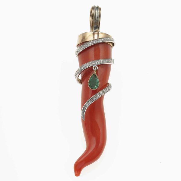Pendente con corallo, smeraldo e diamanti  - Asta Fine Jewels - Associazione Nazionale - Case d'Asta italiane