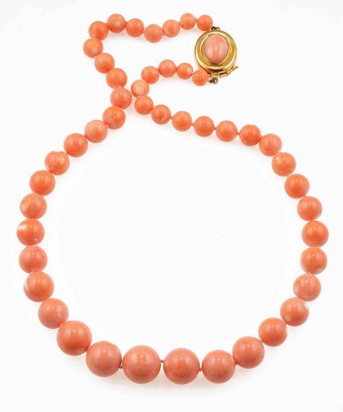 Collana con boules di corallo a scalare  - Asta Fine Jewels - Associazione Nazionale - Case d'Asta italiane