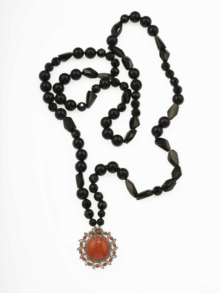 Collana con corallo nero e pendente con corallo rosso e diamanti  - Asta Fine Jewels - Associazione Nazionale - Case d'Asta italiane